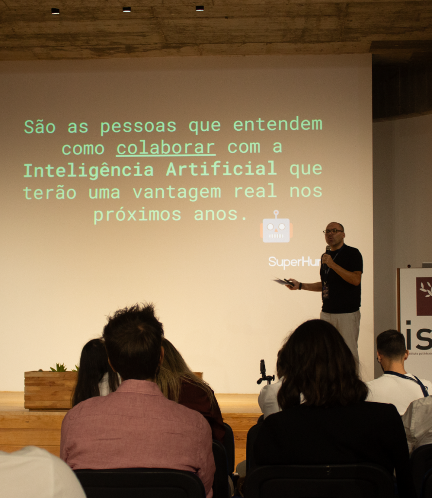 André F. Costa a apresentar numa palestra sobre a colaboração entre humanos e Inteligência Artificial, destacando a importância dessa sinergia para obter vantagem competitiva no futuro.